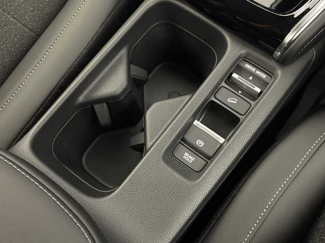 ホンダ ヴェゼル ハイブリッド e:HEV Z 愛知県 2025(令7)年 0.1千km パール 登録済未使用車　5km/ホンダコネクトディスプレイ/・ナビゲーション機能/・フルセグテレビ/・Bluetooth/バックカメラ/ETC2.0/ワイヤレス充電器/ステアリングスイッチ/ベルリナブラックフロントグリル/ハンズフリーアクセスパワーテールゲート/LEDシーケンシャルターンシグナルランプ/ブラインドスポットインフォメーション/後退出庫サポート/ホンダセンシング/・衝突軽減ブレーキ/・先行車発信お知らせ機能/・歩行者事故低減システム/・路外逸脱抑制機能/・標識認識機能/・渋滞追従機能アダプティブクルーズコントロール/・車線維持支援システム/・トラフィックジャムアシスト/・誤発信誤後退抑制機能/・アダプティブドライビングビーム/・近距離衝突軽減ブレーキ/・急アクセル抑制機能/ステアリングヒーター/シートヒーター/ドライブモードセレクター