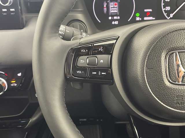 ホンダ ヴェゼル ハイブリッド e:HEV Z 愛知県 2025(令7)年 0.1千km パール 登録済未使用車　5km/ホンダコネクトディスプレイ/・ナビゲーション機能/・フルセグテレビ/・Bluetooth/バックカメラ/ETC2.0/ワイヤレス充電器/ステアリングスイッチ/ベルリナブラックフロントグリル/ハンズフリーアクセスパワーテールゲート/LEDシーケンシャルターンシグナルランプ/ブラインドスポットインフォメーション/後退出庫サポート/ホンダセンシング/・衝突軽減ブレーキ/・先行車発信お知らせ機能/・歩行者事故低減システム/・路外逸脱抑制機能/・標識認識機能/・渋滞追従機能アダプティブクルーズコントロール/・車線維持支援システム/・トラフィックジャムアシスト/・誤発信誤後退抑制機能/・アダプティブドライビングビーム/・近距離衝突軽減ブレーキ/・急アクセル抑制機能/ステアリングヒーター/シートヒーター/ドライブモードセレクター