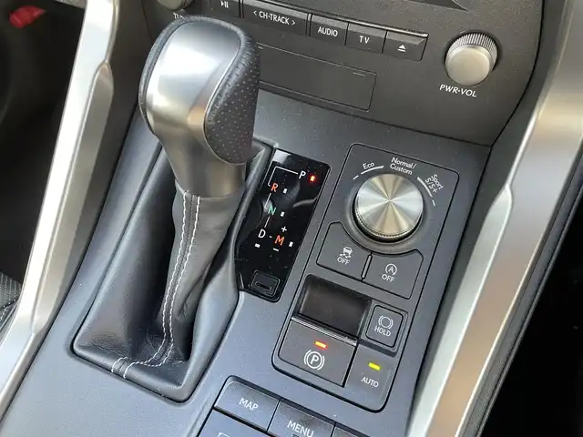レクサス ＮＸ 300 Fスポーツ 群馬県 2019(令1)年 4.3万km ホワイトノーヴァガラスフレーク 純正10.3インチワイドナビ/　CD/DVD/SD/MSV/USB/BTオーディオ/AUX/フルセグTV/セーフティシステムプラス/　・プリクラッシュセーフティ/　・レーントレーシングアシスト/　・オートマチックハイビーム/　・レーダークルーズコントロール/　・ロードサインアシスト/　・先行車発進警告/パーキングサポートブレーキ/パノラミックビューモニター/ハンズフリーパワーバックドア/ブラインドスポットモニター/角型三眼LEDヘッドライト/アダプティブハイビームシステム/ステアリングヒーター/黒革シート/シートヒーター/エアーシート/パワーシート/シートメモリー/パドルシフト/純正18インチアルミホイール/保証書/取扱説明書/スペアーキー２本（スマートキー1本カードキー１本）