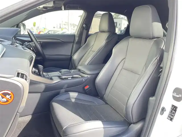 レクサス ＮＸ 300 Fスポーツ 群馬県 2019(令1)年 4.3万km ホワイトノーヴァガラスフレーク 純正10.3インチワイドナビ/　CD/DVD/SD/MSV/USB/BTオーディオ/AUX/フルセグTV/セーフティシステムプラス/　・プリクラッシュセーフティ/　・レーントレーシングアシスト/　・オートマチックハイビーム/　・レーダークルーズコントロール/　・ロードサインアシスト/　・先行車発進警告/パーキングサポートブレーキ/パノラミックビューモニター/ハンズフリーパワーバックドア/ブラインドスポットモニター/角型三眼LEDヘッドライト/アダプティブハイビームシステム/ステアリングヒーター/黒革シート/シートヒーター/エアーシート/パワーシート/シートメモリー/パドルシフト/純正18インチアルミホイール/保証書/取扱説明書/スペアーキー２本（スマートキー1本カードキー１本）