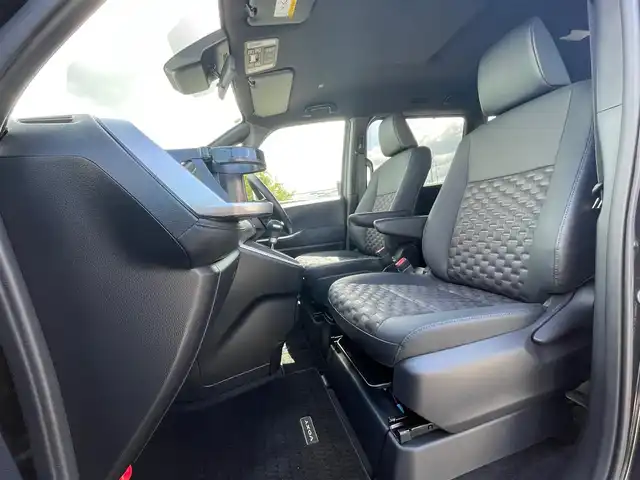 トヨタ ヴォクシー S－Z 大阪府 2023(令5)年 3.7万km グリッターブラックガラスフレーク ブラインドスポットモニター /コネクトナビ/フルセグテレビ/CD/DVDデッキ /　　Bluetooth/バックカメラ /シートヒーター /LEDライト /両側電動パワースライドドア　/追従走行型クルーズコントロール　
