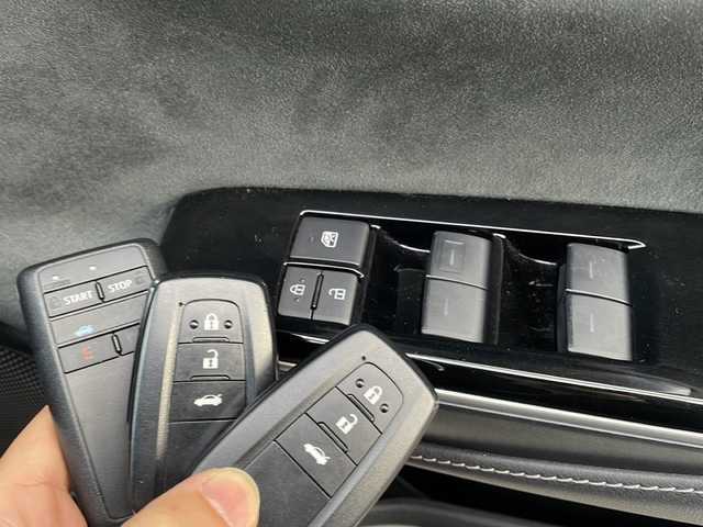 トヨタ クラウン ハイブリッド S Four エレガンススタイル 青森県 2020(令2)年 8.1万km ホワイトパールクリスタルシャイン 4WD/純正SDナビ・フルセグTV/CD・DVD・Bluetooth・SD・USB/OPパノラミックビューモニター/合皮コンビシート/前席パワーシート・ヒーター/ステアリングヒーター/OPセーフティパッケージプラス/インテリジェントパーキングアシスト2/リアカメラディテクション/パーキングサポートブレーキ/セーフティセンス/プリクラッシュセーフティ/レーダークルーズコントロール/レーントレーシングアシスト/オートマチックハイビーム/ブラインドスポットモニター/クリアランスソナー/前後ドライブレコーダー/スマートキー一体式純正エンジンスターター/パドルシフト/AC100V1500W/純正ビルトインETC/LEDヘッドランプ/フォグランプ/純正18インチアルミ