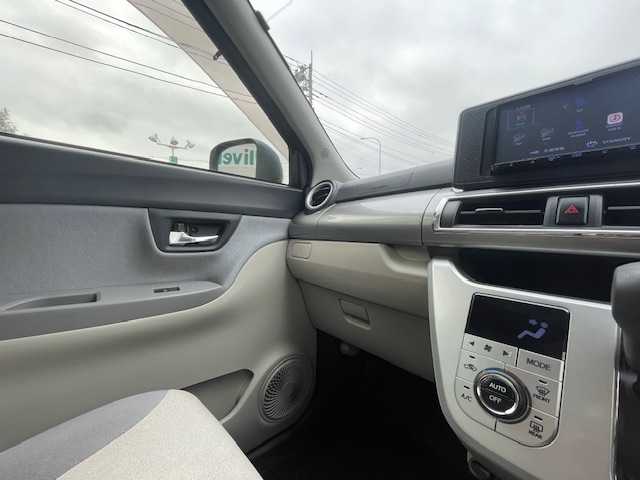 ダイハツ キャスト スタイル X 静岡県 2016(平28)年 6.1万km ファイアークォーツレッドM ●社外メモリナビ/(ワンセグ/CD/DVD/Bluetooth/iPod)/(ケンウッド/MDV-D405BT)/●バックカメラ/●オートライト/●ステアリングスイッチ/●電動格納ミラー/●レベライザー/●ドアバイザー/●スマートキー/●プッシュスタート/●社外フロアマット/●純正ホイールカバー/●ダブルSRS＋ABS