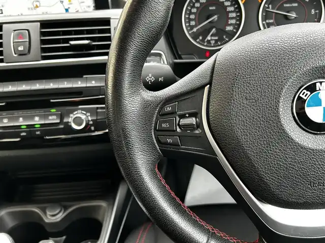 ＢＭＷ １１８ｄ スポーツ 和歌山県 2017(平29)年 12.4万km アルピンホワイトⅢ ワンオーナー/衝突軽減ブレーキ/純正メーカーナビ・CD・DVD・Bluetooth/バックカメラ/クリアランスソナー/LKA/LEDヘッドライト/スマートキー/保証書/取扱説明書