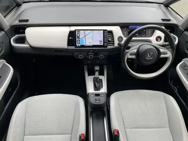 ホンダ フィット e:HEVホーム 滋賀県 2020(令2)年 7万km プレミアムグラマラスブロンズP 純正9インチナビ/【Bluetooth/CD/DVD/フルセグTV/USB】/ハーフレザーシート/ホンダセンシング/・衝突軽減ブレーキ/・誤発進抑制機能/・後方誤発進抑制機能/・近距離衝突軽減ブレーキ/・歩行者事故低減ステアリング/・路外逸脱抑制機能/・渋滞追従機能付アダプティブクルーズコントロール/・車線維持支援システム/・先行車発進お知らせ機能/・標識認識機能/・オートハイビーム/バックカメラ/クリアランスソナー/LEDヘッドライト/ビルトインETC/前方ドライブレコーダー/電動パーキングブレーキ/オートブレーキホールド/純正フロアマット/ドアバイザー/プッシュスタート/スマートキー/ステアリングリモコン