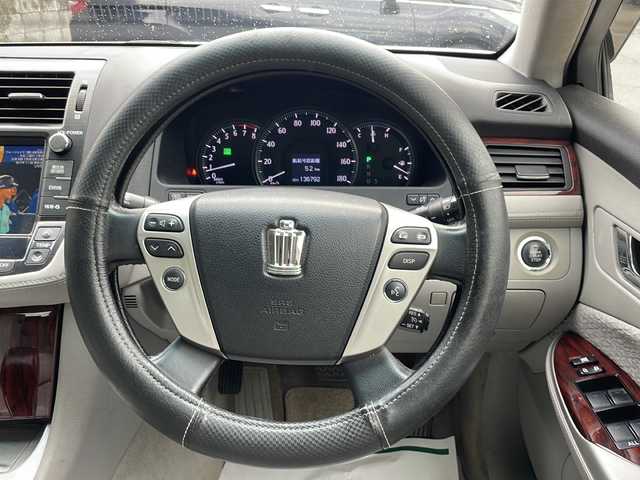 トヨタ クラウン ロイヤル ロイヤルサルーン i－Four 福井県 2010(平22)年 13.7万km ホワイトパールクリスタルシャイン メーカー純正HDDナビゲーション/（CD/DVD）/フルセグテレビ/バックカメラ/クルーズコントロール/前席パワーシート/純正17インチアルミホイール/ETC(ビルトイン)/４WD/HIDヘッドライト/フォグランプ/オートリトラミラー/ステアリングリモコン/プッシュスタート/スマートキー/保証書/取扱説明書