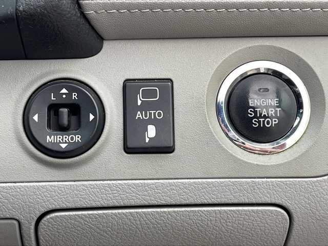 トヨタ クラウン ロイヤル ロイヤルサルーン i－Four 福井県 2010(平22)年 13.7万km ホワイトパールクリスタルシャイン メーカー純正HDDナビゲーション/（CD/DVD）/フルセグテレビ/バックカメラ/クルーズコントロール/前席パワーシート/純正17インチアルミホイール/ETC(ビルトイン)/４WD/HIDヘッドライト/フォグランプ/オートリトラミラー/ステアリングリモコン/プッシュスタート/スマートキー/保証書/取扱説明書