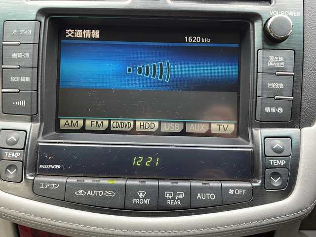 トヨタ クラウン ロイヤル ロイヤルサルーン i－Four 福井県 2010(平22)年 13.7万km ホワイトパールクリスタルシャイン メーカー純正HDDナビゲーション/（CD/DVD）/フルセグテレビ/バックカメラ/クルーズコントロール/前席パワーシート/純正17インチアルミホイール/ETC(ビルトイン)/４WD/HIDヘッドライト/フォグランプ/オートリトラミラー/ステアリングリモコン/プッシュスタート/スマートキー/保証書/取扱説明書