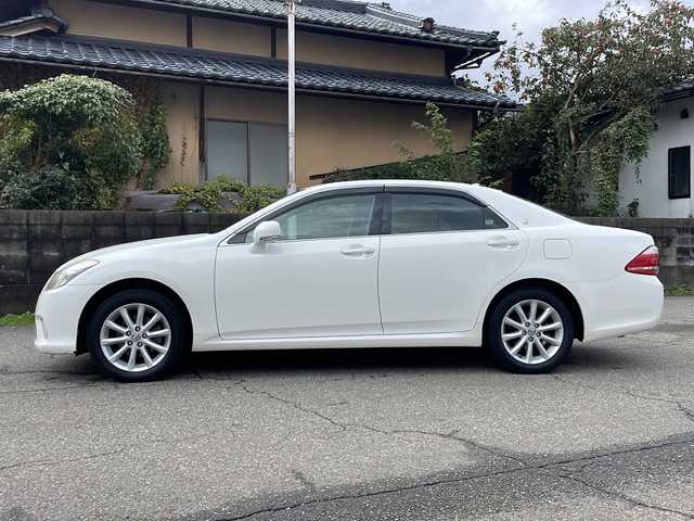 トヨタ クラウン ロイヤル ロイヤルサルーン i－Four 福井県 2010(平22)年 13.7万km ホワイトパールクリスタルシャイン メーカー純正HDDナビゲーション/（CD/DVD）/フルセグテレビ/バックカメラ/クルーズコントロール/前席パワーシート/純正17インチアルミホイール/ETC(ビルトイン)/４WD/HIDヘッドライト/フォグランプ/オートリトラミラー/ステアリングリモコン/プッシュスタート/スマートキー/保証書/取扱説明書