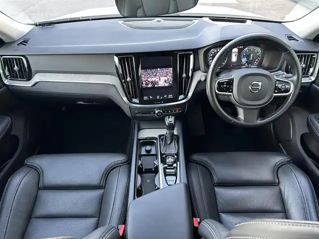 ボルボ Ｖ６０ T5 インスクリプション 石川県 2020(令2)年 1.4万km 白 サンルーフ/純正HDDナビ/ETC/車外カメラ（バック/フロント/サイド）/前後ドライブレコーダー/アダプティブクルーズコントロール/ヘッドアップディスプレイ/シートヒーター（D+N席）/パワーシート（D+N席）/ルーフレール/パワーバックドア/アンチロック・ブレーキ・システム/衝突被害軽減システム/横滑り防止装置/前後コーナーセンサー/レーンキープアシスト/盗難防止装置/オートマチックハイビーム/アイドリングストップ/純正アルミホイール