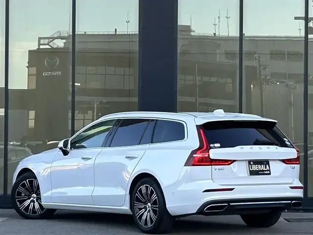 ボルボ Ｖ６０ T5 インスクリプション 石川県 2020(令2)年 1.4万km 白 サンルーフ/純正HDDナビ/ETC/車外カメラ（バック/フロント/サイド）/前後ドライブレコーダー/アダプティブクルーズコントロール/ヘッドアップディスプレイ/シートヒーター（D+N席）/パワーシート（D+N席）/ルーフレール/パワーバックドア/アンチロック・ブレーキ・システム/衝突被害軽減システム/横滑り防止装置/前後コーナーセンサー/レーンキープアシスト/盗難防止装置/オートマチックハイビーム/アイドリングストップ/純正アルミホイール
