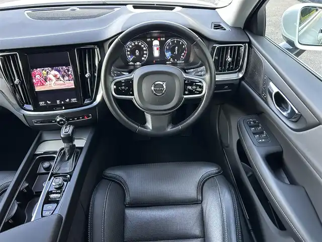 ボルボ Ｖ６０ T5 インスクリプション 石川県 2020(令2)年 1.4万km 白 サンルーフ/純正HDDナビ/ETC/車外カメラ（バック/フロント/サイド）/前後ドライブレコーダー/アダプティブクルーズコントロール/ヘッドアップディスプレイ/シートヒーター（D+N席）/パワーシート（D+N席）/ルーフレール/パワーバックドア/アンチロック・ブレーキ・システム/衝突被害軽減システム/横滑り防止装置/前後コーナーセンサー/レーンキープアシスト/盗難防止装置/オートマチックハイビーム/アイドリングストップ/純正アルミホイール