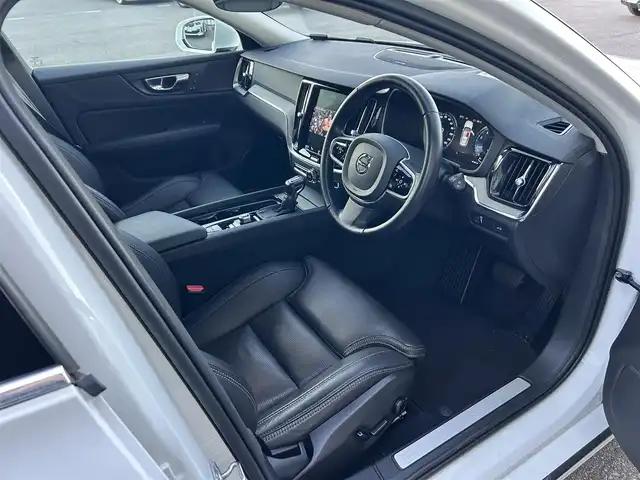 ボルボ Ｖ６０ T5 インスクリプション 石川県 2020(令2)年 1.4万km 白 サンルーフ/純正HDDナビ/ETC/車外カメラ（バック/フロント/サイド）/前後ドライブレコーダー/アダプティブクルーズコントロール/ヘッドアップディスプレイ/シートヒーター（D+N席）/パワーシート（D+N席）/ルーフレール/パワーバックドア/アンチロック・ブレーキ・システム/衝突被害軽減システム/横滑り防止装置/前後コーナーセンサー/レーンキープアシスト/盗難防止装置/オートマチックハイビーム/アイドリングストップ/純正アルミホイール