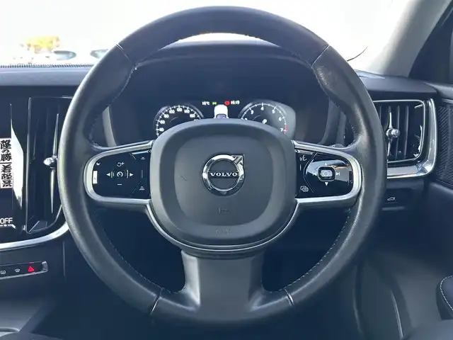 ボルボ Ｖ６０ T5 インスクリプション 石川県 2020(令2)年 1.4万km 白 サンルーフ/純正HDDナビ/ETC/車外カメラ（バック/フロント/サイド）/前後ドライブレコーダー/アダプティブクルーズコントロール/ヘッドアップディスプレイ/シートヒーター（D+N席）/パワーシート（D+N席）/ルーフレール/パワーバックドア/アンチロック・ブレーキ・システム/衝突被害軽減システム/横滑り防止装置/前後コーナーセンサー/レーンキープアシスト/盗難防止装置/オートマチックハイビーム/アイドリングストップ/純正アルミホイール
