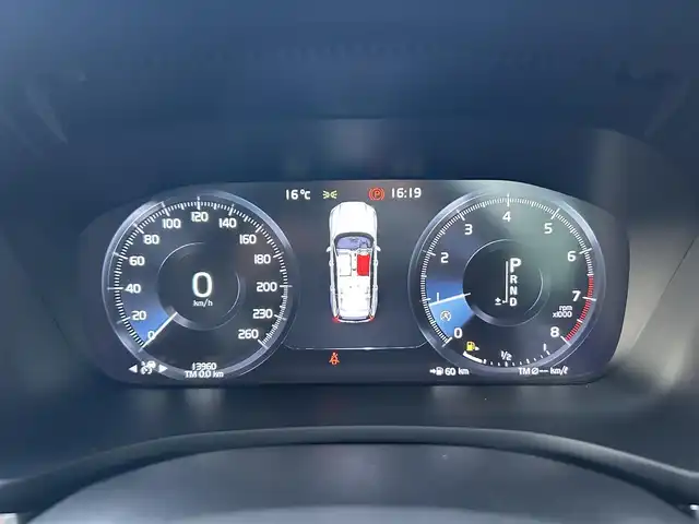 ボルボ Ｖ６０ T5 インスクリプション 石川県 2020(令2)年 1.4万km 白 サンルーフ/純正HDDナビ/ETC/車外カメラ（バック/フロント/サイド）/前後ドライブレコーダー/アダプティブクルーズコントロール/ヘッドアップディスプレイ/シートヒーター（D+N席）/パワーシート（D+N席）/ルーフレール/パワーバックドア/アンチロック・ブレーキ・システム/衝突被害軽減システム/横滑り防止装置/前後コーナーセンサー/レーンキープアシスト/盗難防止装置/オートマチックハイビーム/アイドリングストップ/純正アルミホイール