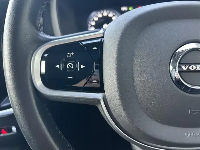 ボルボ Ｖ６０ T5 インスクリプション 石川県 2020(令2)年 1.4万km 白 サンルーフ/純正HDDナビ/ETC/車外カメラ（バック/フロント/サイド）/前後ドライブレコーダー/アダプティブクルーズコントロール/ヘッドアップディスプレイ/シートヒーター（D+N席）/パワーシート（D+N席）/ルーフレール/パワーバックドア/アンチロック・ブレーキ・システム/衝突被害軽減システム/横滑り防止装置/前後コーナーセンサー/レーンキープアシスト/盗難防止装置/オートマチックハイビーム/アイドリングストップ/純正アルミホイール