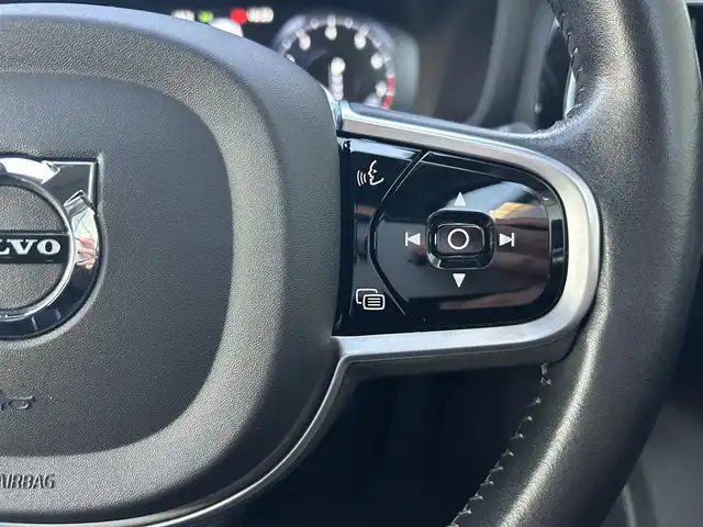 ボルボ Ｖ６０ T5 インスクリプション 石川県 2020(令2)年 1.4万km 白 サンルーフ/純正HDDナビ/ETC/車外カメラ（バック/フロント/サイド）/前後ドライブレコーダー/アダプティブクルーズコントロール/ヘッドアップディスプレイ/シートヒーター（D+N席）/パワーシート（D+N席）/ルーフレール/パワーバックドア/アンチロック・ブレーキ・システム/衝突被害軽減システム/横滑り防止装置/前後コーナーセンサー/レーンキープアシスト/盗難防止装置/オートマチックハイビーム/アイドリングストップ/純正アルミホイール