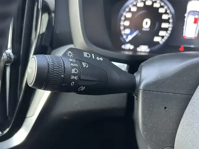 ボルボ Ｖ６０ T5 インスクリプション 石川県 2020(令2)年 1.4万km 白 サンルーフ/純正HDDナビ/ETC/車外カメラ（バック/フロント/サイド）/前後ドライブレコーダー/アダプティブクルーズコントロール/ヘッドアップディスプレイ/シートヒーター（D+N席）/パワーシート（D+N席）/ルーフレール/パワーバックドア/アンチロック・ブレーキ・システム/衝突被害軽減システム/横滑り防止装置/前後コーナーセンサー/レーンキープアシスト/盗難防止装置/オートマチックハイビーム/アイドリングストップ/純正アルミホイール