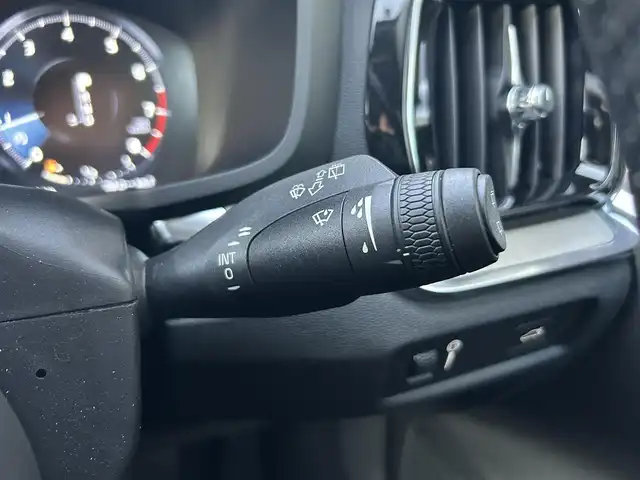 ボルボ Ｖ６０ T5 インスクリプション 石川県 2020(令2)年 1.4万km 白 サンルーフ/純正HDDナビ/ETC/車外カメラ（バック/フロント/サイド）/前後ドライブレコーダー/アダプティブクルーズコントロール/ヘッドアップディスプレイ/シートヒーター（D+N席）/パワーシート（D+N席）/ルーフレール/パワーバックドア/アンチロック・ブレーキ・システム/衝突被害軽減システム/横滑り防止装置/前後コーナーセンサー/レーンキープアシスト/盗難防止装置/オートマチックハイビーム/アイドリングストップ/純正アルミホイール