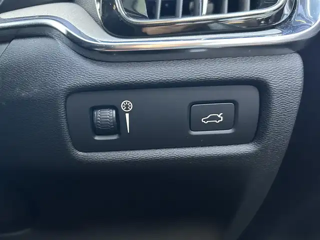 ボルボ Ｖ６０ T5 インスクリプション 石川県 2020(令2)年 1.4万km 白 サンルーフ/純正HDDナビ/ETC/車外カメラ（バック/フロント/サイド）/前後ドライブレコーダー/アダプティブクルーズコントロール/ヘッドアップディスプレイ/シートヒーター（D+N席）/パワーシート（D+N席）/ルーフレール/パワーバックドア/アンチロック・ブレーキ・システム/衝突被害軽減システム/横滑り防止装置/前後コーナーセンサー/レーンキープアシスト/盗難防止装置/オートマチックハイビーム/アイドリングストップ/純正アルミホイール