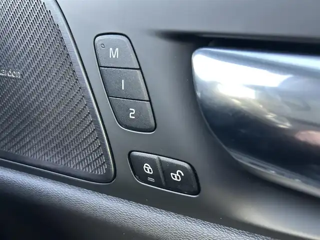 ボルボ Ｖ６０ T5 インスクリプション 石川県 2020(令2)年 1.4万km 白 サンルーフ/純正HDDナビ/ETC/車外カメラ（バック/フロント/サイド）/前後ドライブレコーダー/アダプティブクルーズコントロール/ヘッドアップディスプレイ/シートヒーター（D+N席）/パワーシート（D+N席）/ルーフレール/パワーバックドア/アンチロック・ブレーキ・システム/衝突被害軽減システム/横滑り防止装置/前後コーナーセンサー/レーンキープアシスト/盗難防止装置/オートマチックハイビーム/アイドリングストップ/純正アルミホイール