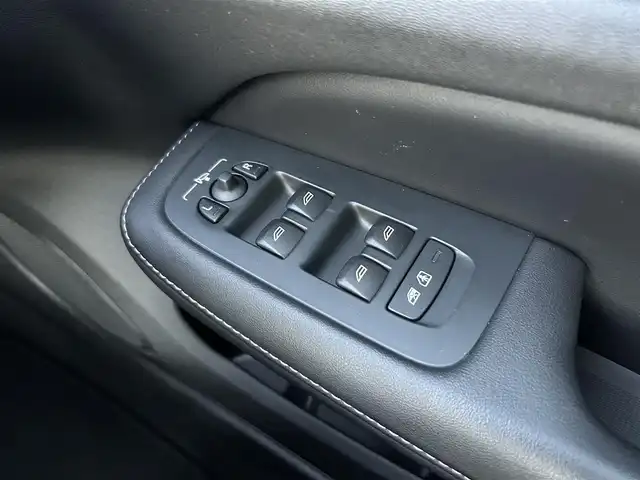 ボルボ Ｖ６０ T5 インスクリプション 石川県 2020(令2)年 1.4万km 白 サンルーフ/純正HDDナビ/ETC/車外カメラ（バック/フロント/サイド）/前後ドライブレコーダー/アダプティブクルーズコントロール/ヘッドアップディスプレイ/シートヒーター（D+N席）/パワーシート（D+N席）/ルーフレール/パワーバックドア/アンチロック・ブレーキ・システム/衝突被害軽減システム/横滑り防止装置/前後コーナーセンサー/レーンキープアシスト/盗難防止装置/オートマチックハイビーム/アイドリングストップ/純正アルミホイール