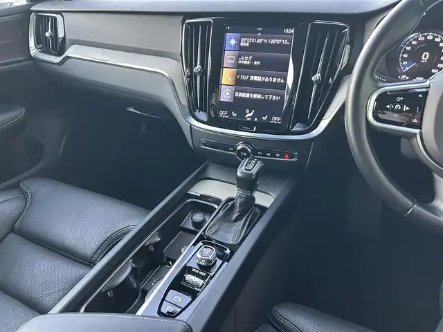 ボルボ Ｖ６０ T5 インスクリプション 石川県 2020(令2)年 1.4万km 白 サンルーフ/純正HDDナビ/ETC/車外カメラ（バック/フロント/サイド）/前後ドライブレコーダー/アダプティブクルーズコントロール/ヘッドアップディスプレイ/シートヒーター（D+N席）/パワーシート（D+N席）/ルーフレール/パワーバックドア/アンチロック・ブレーキ・システム/衝突被害軽減システム/横滑り防止装置/前後コーナーセンサー/レーンキープアシスト/盗難防止装置/オートマチックハイビーム/アイドリングストップ/純正アルミホイール