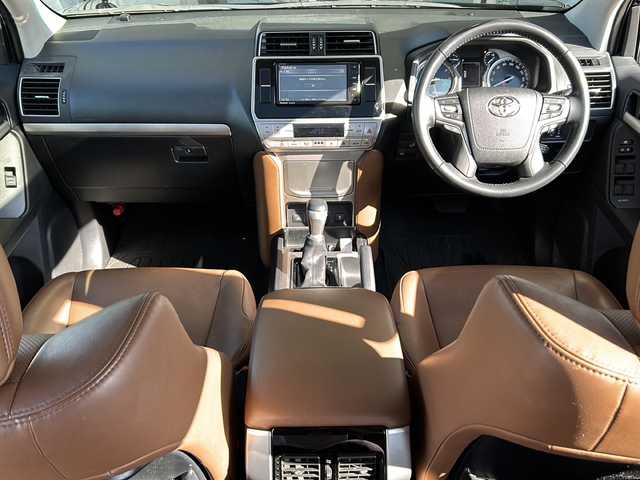 トヨタ ランドクルーザー プラド TX-L 70thアニバーサリーLTD 静岡県 2022(令4)年 2.5万km ブラック ナビ機能/CD/DVD/FM/AM/VTR/SD/USB/ipod/Bluetooth/フルセグTV/主要装備/・レーダークルーズコントロール　/・バックカメラ　/・スマートキー　/・ＥＴＣ　/・シートヒーター　/・エアシート　/・パワーシート　/・オートハイビーム　/・オートライト　/・プッシュスタート　/・レザーシート　/・フォグランプ　/・横滑り防止装置/・コーナーセンサー/・純正アルミホイール/・純正フロアマット/・LEDライト/・横滑り防止装置/・特別仕様車