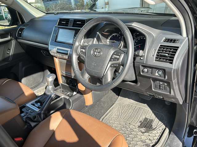 トヨタ ランドクルーザー プラド TX-L 70thアニバーサリーLTD 静岡県 2022(令4)年 2.5万km ブラック ナビ機能/CD/DVD/FM/AM/VTR/SD/USB/ipod/Bluetooth/フルセグTV/主要装備/・レーダークルーズコントロール　/・バックカメラ　/・スマートキー　/・ＥＴＣ　/・シートヒーター　/・エアシート　/・パワーシート　/・オートハイビーム　/・オートライト　/・プッシュスタート　/・レザーシート　/・フォグランプ　/・横滑り防止装置/・コーナーセンサー/・純正アルミホイール/・純正フロアマット/・LEDライト/・横滑り防止装置/・特別仕様車