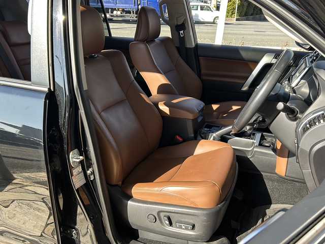 トヨタ ランドクルーザー プラド TX-L 70thアニバーサリーLTD 静岡県 2022(令4)年 2.5万km ブラック ナビ機能/CD/DVD/FM/AM/VTR/SD/USB/ipod/Bluetooth/フルセグTV/主要装備/・レーダークルーズコントロール　/・バックカメラ　/・スマートキー　/・ＥＴＣ　/・シートヒーター　/・エアシート　/・パワーシート　/・オートハイビーム　/・オートライト　/・プッシュスタート　/・レザーシート　/・フォグランプ　/・横滑り防止装置/・コーナーセンサー/・純正アルミホイール/・純正フロアマット/・LEDライト/・横滑り防止装置/・特別仕様車