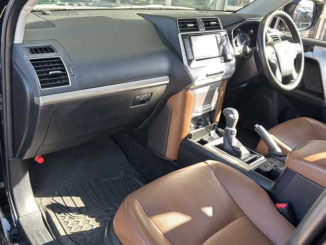 トヨタ ランドクルーザー プラド TX-L 70thアニバーサリーLTD 静岡県 2022(令4)年 2.5万km ブラック ナビ機能/CD/DVD/FM/AM/VTR/SD/USB/ipod/Bluetooth/フルセグTV/主要装備/・レーダークルーズコントロール　/・バックカメラ　/・スマートキー　/・ＥＴＣ　/・シートヒーター　/・エアシート　/・パワーシート　/・オートハイビーム　/・オートライト　/・プッシュスタート　/・レザーシート　/・フォグランプ　/・横滑り防止装置/・コーナーセンサー/・純正アルミホイール/・純正フロアマット/・LEDライト/・横滑り防止装置/・特別仕様車