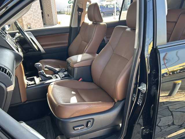 トヨタ ランドクルーザー プラド TX-L 70thアニバーサリーLTD 静岡県 2022(令4)年 2.5万km ブラック ナビ機能/CD/DVD/FM/AM/VTR/SD/USB/ipod/Bluetooth/フルセグTV/主要装備/・レーダークルーズコントロール　/・バックカメラ　/・スマートキー　/・ＥＴＣ　/・シートヒーター　/・エアシート　/・パワーシート　/・オートハイビーム　/・オートライト　/・プッシュスタート　/・レザーシート　/・フォグランプ　/・横滑り防止装置/・コーナーセンサー/・純正アルミホイール/・純正フロアマット/・LEDライト/・横滑り防止装置/・特別仕様車