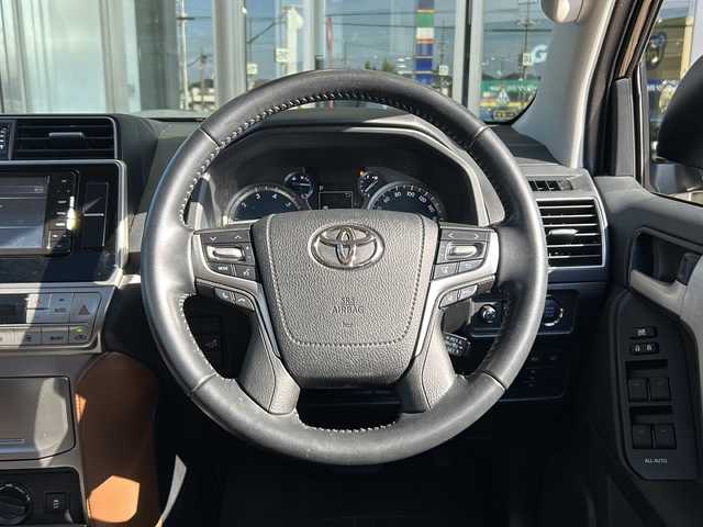 トヨタ ランドクルーザー プラド TX-L 70thアニバーサリーLTD 静岡県 2022(令4)年 2.5万km ブラック ナビ機能/CD/DVD/FM/AM/VTR/SD/USB/ipod/Bluetooth/フルセグTV/主要装備/・レーダークルーズコントロール　/・バックカメラ　/・スマートキー　/・ＥＴＣ　/・シートヒーター　/・エアシート　/・パワーシート　/・オートハイビーム　/・オートライト　/・プッシュスタート　/・レザーシート　/・フォグランプ　/・横滑り防止装置/・コーナーセンサー/・純正アルミホイール/・純正フロアマット/・LEDライト/・横滑り防止装置/・特別仕様車