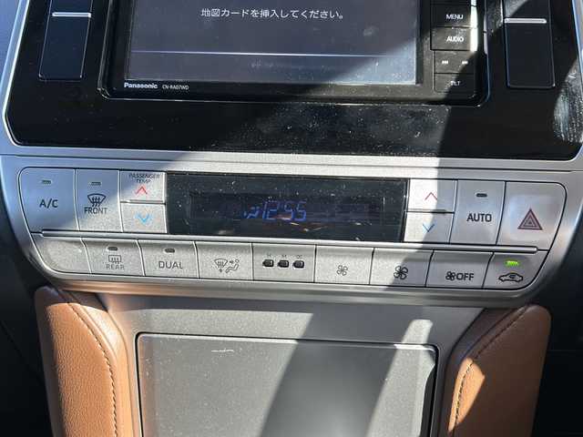 トヨタ ランドクルーザー プラド TX-L 70thアニバーサリーLTD 静岡県 2022(令4)年 2.5万km ブラック ナビ機能/CD/DVD/FM/AM/VTR/SD/USB/ipod/Bluetooth/フルセグTV/主要装備/・レーダークルーズコントロール　/・バックカメラ　/・スマートキー　/・ＥＴＣ　/・シートヒーター　/・エアシート　/・パワーシート　/・オートハイビーム　/・オートライト　/・プッシュスタート　/・レザーシート　/・フォグランプ　/・横滑り防止装置/・コーナーセンサー/・純正アルミホイール/・純正フロアマット/・LEDライト/・横滑り防止装置/・特別仕様車