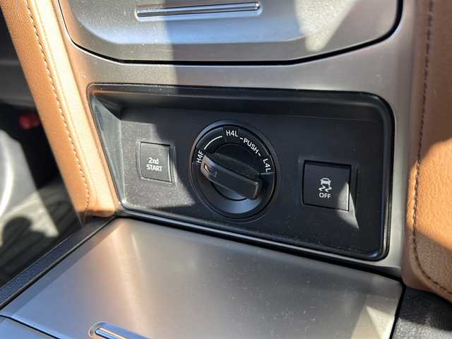 トヨタ ランドクルーザー プラド TX-L 70thアニバーサリーLTD 静岡県 2022(令4)年 2.5万km ブラック ナビ機能/CD/DVD/FM/AM/VTR/SD/USB/ipod/Bluetooth/フルセグTV/主要装備/・レーダークルーズコントロール　/・バックカメラ　/・スマートキー　/・ＥＴＣ　/・シートヒーター　/・エアシート　/・パワーシート　/・オートハイビーム　/・オートライト　/・プッシュスタート　/・レザーシート　/・フォグランプ　/・横滑り防止装置/・コーナーセンサー/・純正アルミホイール/・純正フロアマット/・LEDライト/・横滑り防止装置/・特別仕様車