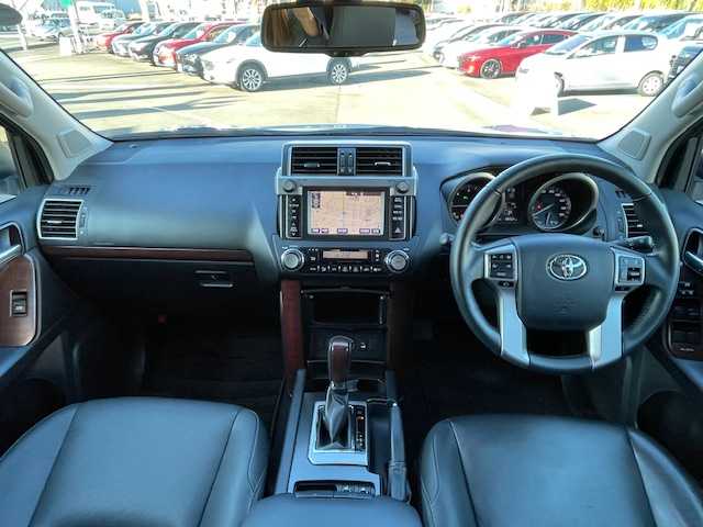 トヨタ ランドクルーザー プラド TX Lパッケージ 静岡県 2016(平28)年 4.9万km ホワイトパールクリスタルシャイン ●純正ナビ/(フルセグ/CD/DVD/Bluetooth/AUX)/●レザーシート/●前席パワーシート/●前席シートヒーター/●バック、サイド、フロントカメラ/●クルーズコントロール/●前後クリアランスソナー/●LEDヘッドライト＆フォグランプ/●オートライト/●革巻きステアリング/●ステアリングスイッチ/●ETC/●サンルーフ/●ダウンヒルアシストコントロール/●電動格納ウィンカーミラー/●電動格納サードシート/●スマートキー/●プッシュスタート/●純正フロアマット/●純正17インチアルミホイール/●ダブル＋サイド＋カーテンSRS＋ABS/●取扱説明書/●保証書