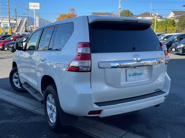 トヨタ ランドクルーザー プラド TX Lパッケージ 静岡県 2016(平28)年 4.9万km ホワイトパールクリスタルシャイン ●純正ナビ/(フルセグ/CD/DVD/Bluetooth/AUX)/●レザーシート/●前席パワーシート/●前席シートヒーター/●バック、サイド、フロントカメラ/●クルーズコントロール/●前後クリアランスソナー/●LEDヘッドライト＆フォグランプ/●オートライト/●革巻きステアリング/●ステアリングスイッチ/●ETC/●サンルーフ/●ダウンヒルアシストコントロール/●電動格納ウィンカーミラー/●電動格納サードシート/●スマートキー/●プッシュスタート/●純正フロアマット/●純正17インチアルミホイール/●ダブル＋サイド＋カーテンSRS＋ABS/●取扱説明書/●保証書