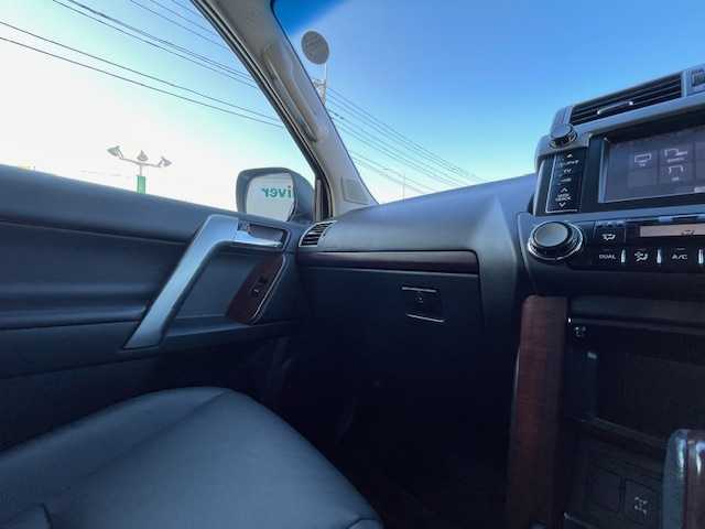 トヨタ ランドクルーザー プラド TX Lパッケージ 静岡県 2016(平28)年 4.9万km ホワイトパールクリスタルシャイン ●純正ナビ/(フルセグ/CD/DVD/Bluetooth/AUX)/●レザーシート/●前席パワーシート/●前席シートヒーター/●バック、サイド、フロントカメラ/●クルーズコントロール/●前後クリアランスソナー/●LEDヘッドライト＆フォグランプ/●オートライト/●革巻きステアリング/●ステアリングスイッチ/●ETC/●サンルーフ/●ダウンヒルアシストコントロール/●電動格納ウィンカーミラー/●電動格納サードシート/●スマートキー/●プッシュスタート/●純正フロアマット/●純正17インチアルミホイール/●ダブル＋サイド＋カーテンSRS＋ABS/●取扱説明書/●保証書