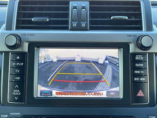 トヨタ ランドクルーザー プラド TX Lパッケージ 静岡県 2016(平28)年 4.9万km ホワイトパールクリスタルシャイン ●純正ナビ/(フルセグ/CD/DVD/Bluetooth/AUX)/●レザーシート/●前席パワーシート/●前席シートヒーター/●バック、サイド、フロントカメラ/●クルーズコントロール/●前後クリアランスソナー/●LEDヘッドライト＆フォグランプ/●オートライト/●革巻きステアリング/●ステアリングスイッチ/●ETC/●サンルーフ/●ダウンヒルアシストコントロール/●電動格納ウィンカーミラー/●電動格納サードシート/●スマートキー/●プッシュスタート/●純正フロアマット/●純正17インチアルミホイール/●ダブル＋サイド＋カーテンSRS＋ABS/●取扱説明書/●保証書