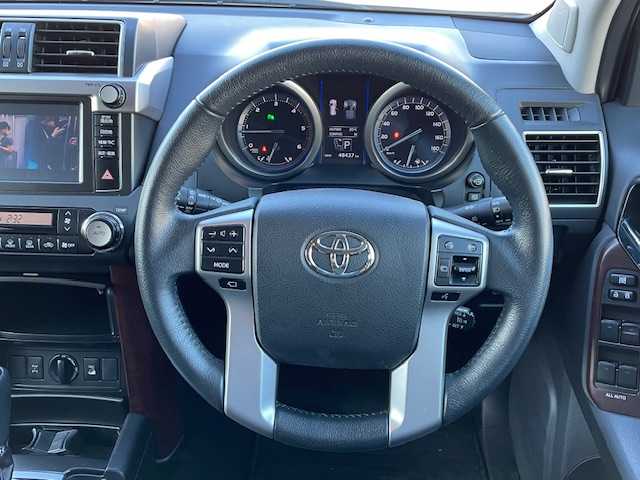 トヨタ ランドクルーザー プラド TX Lパッケージ 静岡県 2016(平28)年 4.9万km ホワイトパールクリスタルシャイン ●純正ナビ/(フルセグ/CD/DVD/Bluetooth/AUX)/●レザーシート/●前席パワーシート/●前席シートヒーター/●バック、サイド、フロントカメラ/●クルーズコントロール/●前後クリアランスソナー/●LEDヘッドライト＆フォグランプ/●オートライト/●革巻きステアリング/●ステアリングスイッチ/●ETC/●サンルーフ/●ダウンヒルアシストコントロール/●電動格納ウィンカーミラー/●電動格納サードシート/●スマートキー/●プッシュスタート/●純正フロアマット/●純正17インチアルミホイール/●ダブル＋サイド＋カーテンSRS＋ABS/●取扱説明書/●保証書