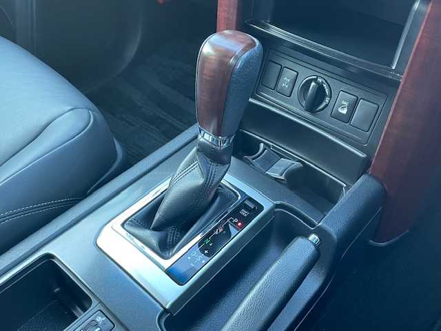 トヨタ ランドクルーザー プラド TX Lパッケージ 静岡県 2016(平28)年 4.9万km ホワイトパールクリスタルシャイン ●純正ナビ/(フルセグ/CD/DVD/Bluetooth/AUX)/●レザーシート/●前席パワーシート/●前席シートヒーター/●バック、サイド、フロントカメラ/●クルーズコントロール/●前後クリアランスソナー/●LEDヘッドライト＆フォグランプ/●オートライト/●革巻きステアリング/●ステアリングスイッチ/●ETC/●サンルーフ/●ダウンヒルアシストコントロール/●電動格納ウィンカーミラー/●電動格納サードシート/●スマートキー/●プッシュスタート/●純正フロアマット/●純正17インチアルミホイール/●ダブル＋サイド＋カーテンSRS＋ABS/●取扱説明書/●保証書