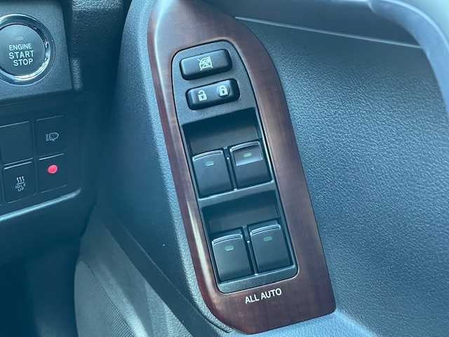 トヨタ ランドクルーザー プラド TX Lパッケージ 静岡県 2016(平28)年 4.9万km ホワイトパールクリスタルシャイン ●純正ナビ/(フルセグ/CD/DVD/Bluetooth/AUX)/●レザーシート/●前席パワーシート/●前席シートヒーター/●バック、サイド、フロントカメラ/●クルーズコントロール/●前後クリアランスソナー/●LEDヘッドライト＆フォグランプ/●オートライト/●革巻きステアリング/●ステアリングスイッチ/●ETC/●サンルーフ/●ダウンヒルアシストコントロール/●電動格納ウィンカーミラー/●電動格納サードシート/●スマートキー/●プッシュスタート/●純正フロアマット/●純正17インチアルミホイール/●ダブル＋サイド＋カーテンSRS＋ABS/●取扱説明書/●保証書