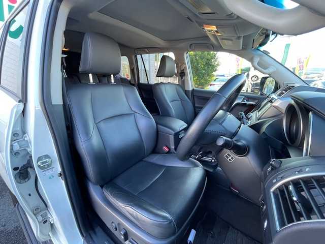 トヨタ ランドクルーザー プラド TX Lパッケージ 静岡県 2016(平28)年 4.9万km ホワイトパールクリスタルシャイン ●純正ナビ/(フルセグ/CD/DVD/Bluetooth/AUX)/●レザーシート/●前席パワーシート/●前席シートヒーター/●バック、サイド、フロントカメラ/●クルーズコントロール/●前後クリアランスソナー/●LEDヘッドライト＆フォグランプ/●オートライト/●革巻きステアリング/●ステアリングスイッチ/●ETC/●サンルーフ/●ダウンヒルアシストコントロール/●電動格納ウィンカーミラー/●電動格納サードシート/●スマートキー/●プッシュスタート/●純正フロアマット/●純正17インチアルミホイール/●ダブル＋サイド＋カーテンSRS＋ABS/●取扱説明書/●保証書