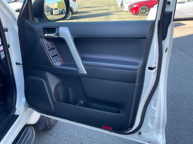 トヨタ ランドクルーザー プラド TX Lパッケージ 静岡県 2016(平28)年 4.9万km ホワイトパールクリスタルシャイン ●純正ナビ/(フルセグ/CD/DVD/Bluetooth/AUX)/●レザーシート/●前席パワーシート/●前席シートヒーター/●バック、サイド、フロントカメラ/●クルーズコントロール/●前後クリアランスソナー/●LEDヘッドライト＆フォグランプ/●オートライト/●革巻きステアリング/●ステアリングスイッチ/●ETC/●サンルーフ/●ダウンヒルアシストコントロール/●電動格納ウィンカーミラー/●電動格納サードシート/●スマートキー/●プッシュスタート/●純正フロアマット/●純正17インチアルミホイール/●ダブル＋サイド＋カーテンSRS＋ABS/●取扱説明書/●保証書