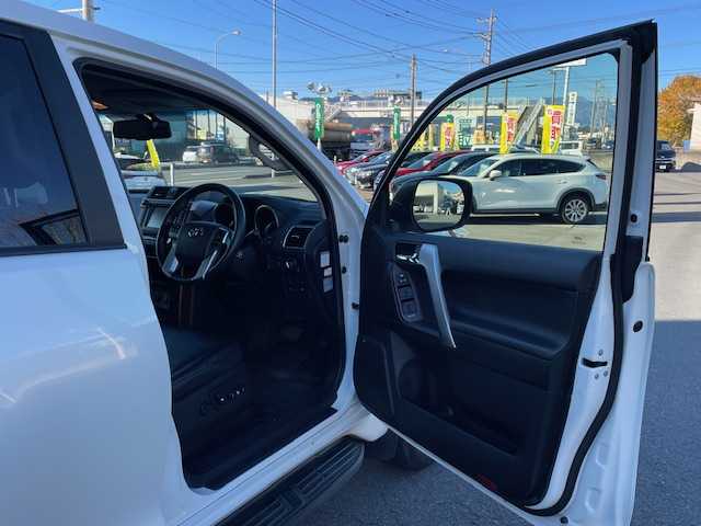 トヨタ ランドクルーザー プラド TX Lパッケージ 静岡県 2016(平28)年 4.9万km ホワイトパールクリスタルシャイン ●純正ナビ/(フルセグ/CD/DVD/Bluetooth/AUX)/●レザーシート/●前席パワーシート/●前席シートヒーター/●バック、サイド、フロントカメラ/●クルーズコントロール/●前後クリアランスソナー/●LEDヘッドライト＆フォグランプ/●オートライト/●革巻きステアリング/●ステアリングスイッチ/●ETC/●サンルーフ/●ダウンヒルアシストコントロール/●電動格納ウィンカーミラー/●電動格納サードシート/●スマートキー/●プッシュスタート/●純正フロアマット/●純正17インチアルミホイール/●ダブル＋サイド＋カーテンSRS＋ABS/●取扱説明書/●保証書