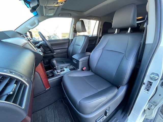 トヨタ ランドクルーザー プラド TX Lパッケージ 静岡県 2016(平28)年 4.9万km ホワイトパールクリスタルシャイン ●純正ナビ/(フルセグ/CD/DVD/Bluetooth/AUX)/●レザーシート/●前席パワーシート/●前席シートヒーター/●バック、サイド、フロントカメラ/●クルーズコントロール/●前後クリアランスソナー/●LEDヘッドライト＆フォグランプ/●オートライト/●革巻きステアリング/●ステアリングスイッチ/●ETC/●サンルーフ/●ダウンヒルアシストコントロール/●電動格納ウィンカーミラー/●電動格納サードシート/●スマートキー/●プッシュスタート/●純正フロアマット/●純正17インチアルミホイール/●ダブル＋サイド＋カーテンSRS＋ABS/●取扱説明書/●保証書