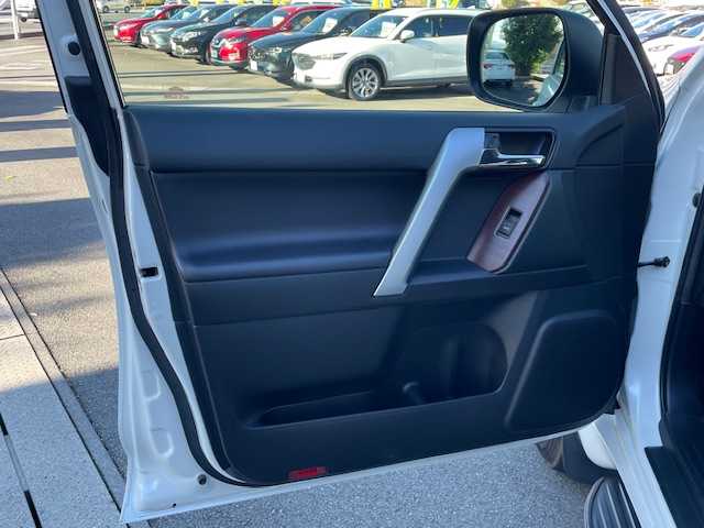 トヨタ ランドクルーザー プラド TX Lパッケージ 静岡県 2016(平28)年 4.9万km ホワイトパールクリスタルシャイン ●純正ナビ/(フルセグ/CD/DVD/Bluetooth/AUX)/●レザーシート/●前席パワーシート/●前席シートヒーター/●バック、サイド、フロントカメラ/●クルーズコントロール/●前後クリアランスソナー/●LEDヘッドライト＆フォグランプ/●オートライト/●革巻きステアリング/●ステアリングスイッチ/●ETC/●サンルーフ/●ダウンヒルアシストコントロール/●電動格納ウィンカーミラー/●電動格納サードシート/●スマートキー/●プッシュスタート/●純正フロアマット/●純正17インチアルミホイール/●ダブル＋サイド＋カーテンSRS＋ABS/●取扱説明書/●保証書