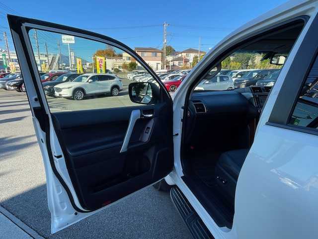 トヨタ ランドクルーザー プラド TX Lパッケージ 静岡県 2016(平28)年 4.9万km ホワイトパールクリスタルシャイン ●純正ナビ/(フルセグ/CD/DVD/Bluetooth/AUX)/●レザーシート/●前席パワーシート/●前席シートヒーター/●バック、サイド、フロントカメラ/●クルーズコントロール/●前後クリアランスソナー/●LEDヘッドライト＆フォグランプ/●オートライト/●革巻きステアリング/●ステアリングスイッチ/●ETC/●サンルーフ/●ダウンヒルアシストコントロール/●電動格納ウィンカーミラー/●電動格納サードシート/●スマートキー/●プッシュスタート/●純正フロアマット/●純正17インチアルミホイール/●ダブル＋サイド＋カーテンSRS＋ABS/●取扱説明書/●保証書