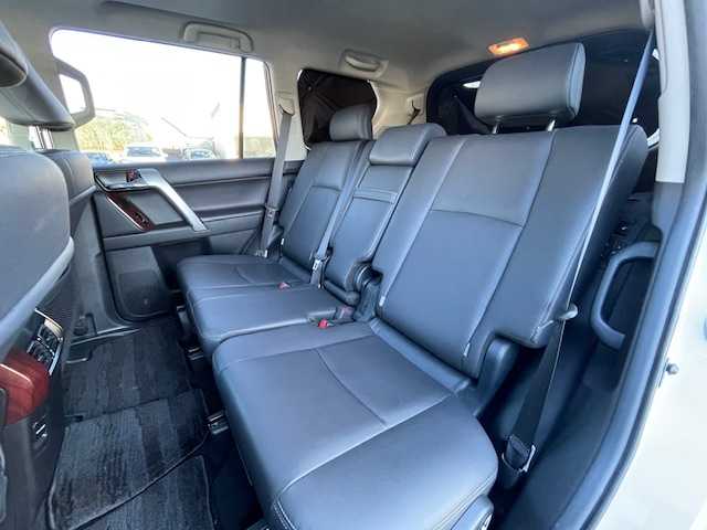 トヨタ ランドクルーザー プラド TX Lパッケージ 静岡県 2016(平28)年 4.9万km ホワイトパールクリスタルシャイン ●純正ナビ/(フルセグ/CD/DVD/Bluetooth/AUX)/●レザーシート/●前席パワーシート/●前席シートヒーター/●バック、サイド、フロントカメラ/●クルーズコントロール/●前後クリアランスソナー/●LEDヘッドライト＆フォグランプ/●オートライト/●革巻きステアリング/●ステアリングスイッチ/●ETC/●サンルーフ/●ダウンヒルアシストコントロール/●電動格納ウィンカーミラー/●電動格納サードシート/●スマートキー/●プッシュスタート/●純正フロアマット/●純正17インチアルミホイール/●ダブル＋サイド＋カーテンSRS＋ABS/●取扱説明書/●保証書