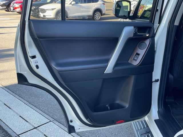 トヨタ ランドクルーザー プラド TX Lパッケージ 静岡県 2016(平28)年 4.9万km ホワイトパールクリスタルシャイン ●純正ナビ/(フルセグ/CD/DVD/Bluetooth/AUX)/●レザーシート/●前席パワーシート/●前席シートヒーター/●バック、サイド、フロントカメラ/●クルーズコントロール/●前後クリアランスソナー/●LEDヘッドライト＆フォグランプ/●オートライト/●革巻きステアリング/●ステアリングスイッチ/●ETC/●サンルーフ/●ダウンヒルアシストコントロール/●電動格納ウィンカーミラー/●電動格納サードシート/●スマートキー/●プッシュスタート/●純正フロアマット/●純正17インチアルミホイール/●ダブル＋サイド＋カーテンSRS＋ABS/●取扱説明書/●保証書